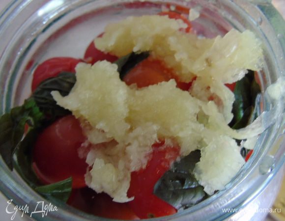 Сверху выдавит чеснок через пресс. Залить кипятком.