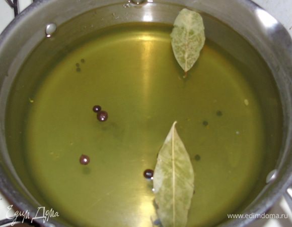 Воду слить, добавить  сахар, соль, приправы (лавровый лист, перец душистый, перец горошком) и еще раз закипятить.