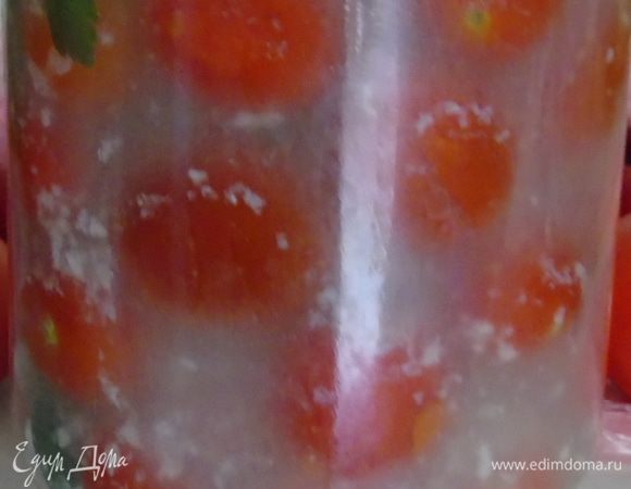 В банку влить уксус, залить кипящим рассолом и закатать. Перевернуть вверх дном и укутать до полного остывания!