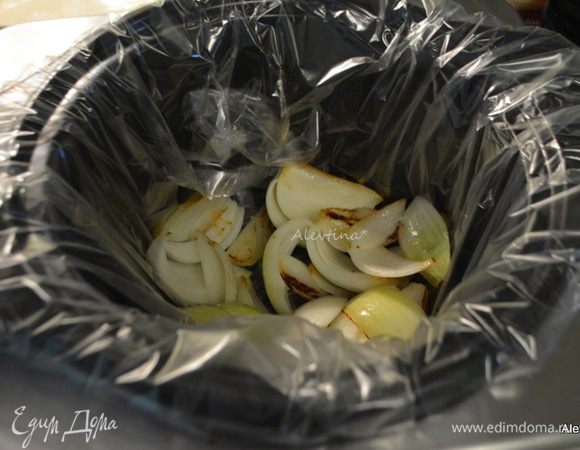 Переложим в медленноварку сначала лук. 