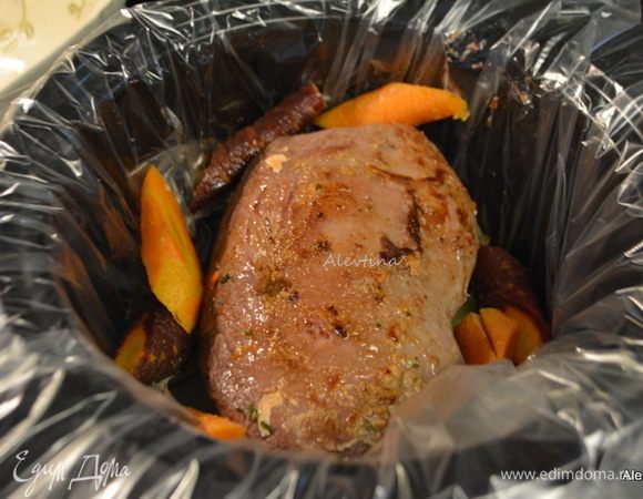 Затем говядину и морковь. Бульон, что остался на сковороде, добавить к общему блюду.