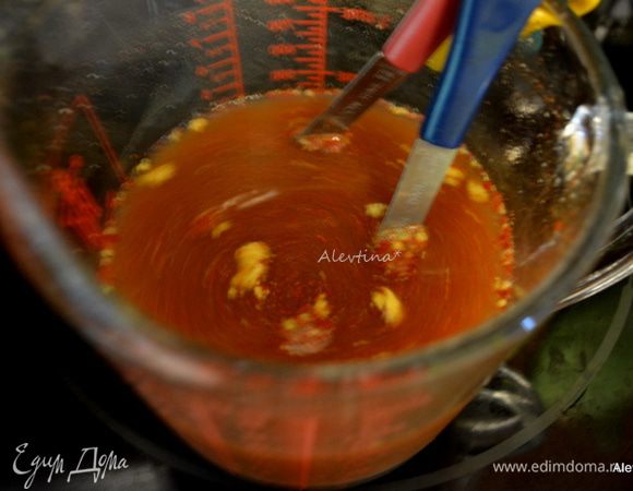 В другой емкости смешать бульон, горчицу, кленовый сироп, уксус, паприку.
Перелить в медленноварку. Закрыть крышкой, готовить в медленном режиме 8 часов.