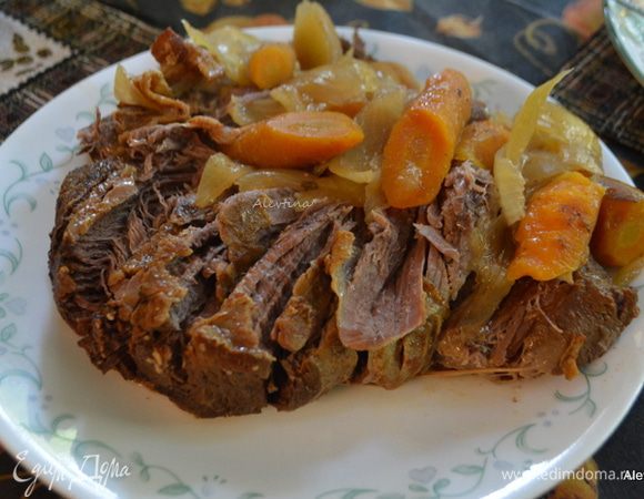 Готовое мясо переложить на блюдо. Закрыть фольгой. Бульон можно перелить  в кастрюльку и проварить несколько минут. 