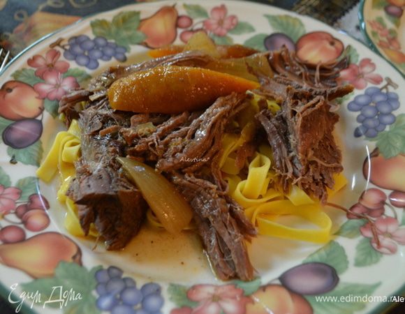 Готовое блюдо подаем с готовым горячим гарниром и овощами, полив соусом. Приятного аппетита!