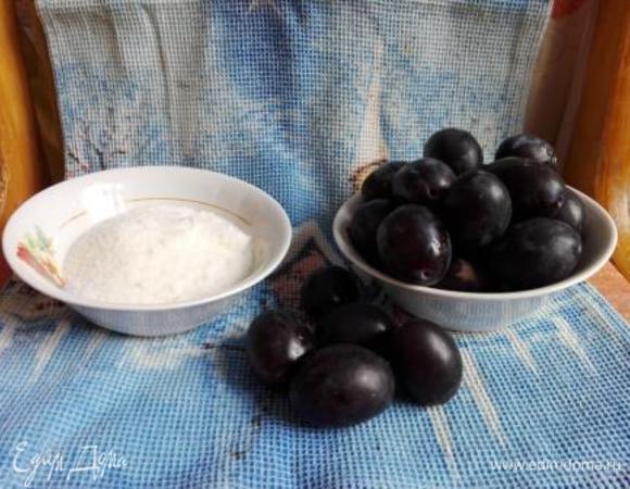 Нам понадобится спелая слива и сахар.