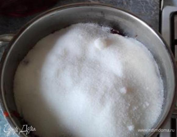 Сначала очистите сливу от кожуры и косточек, засыпьте сахаром и оставьте на ночь.