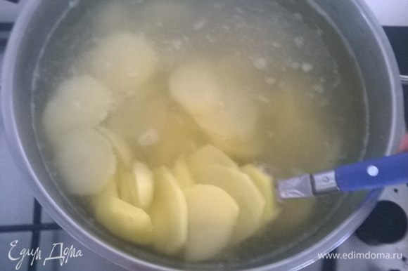 Картофель режем кружочками (можно и кубиками, кому как нравится) и отвариваем в подсоленной воде 5-7 минут, главное не разварить.