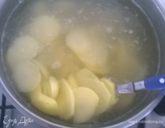 Картофель режем кружочками (можно и кубиками, кому как нравится) и отвариваем в подсоленной воде 5-7 минут, главное не разварить.