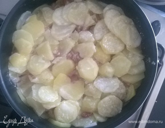 Берем сковороду (у меня Тефаль) или форму для запекания.
Выкладываем слоями: половина лука с беконом, сверху половина картофеля, затем снова лук с беконом и наконец покрываем оставшимся картофелем.