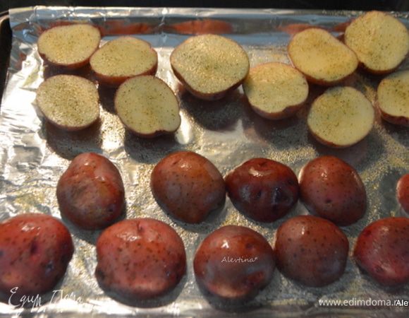 Яйца отварить, очистить. Разогреть духовку до 225°С.
Картофель желательно взять мелкий, красный. Помыть, разрезать на части, посолить и поперчить. Выложить на противень, промазанный маслом.
Поставить в разогретую духовку на 45 минут или до готовности.