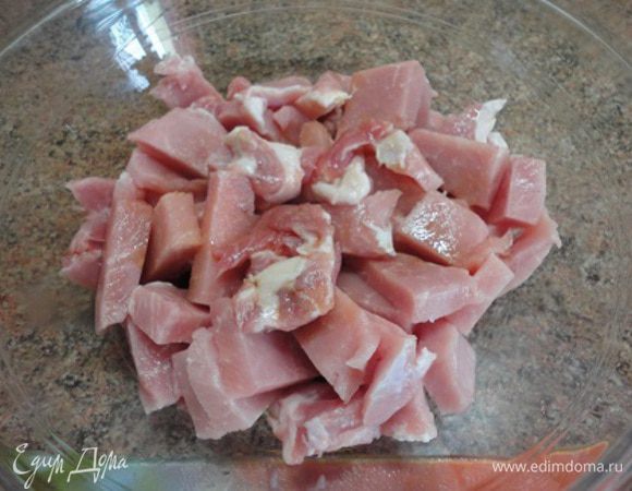 Мясо нарезать небольшими кусочками и замариновать в смеси 2 ст. л. соевого соуса и 2 ст. л. вина.