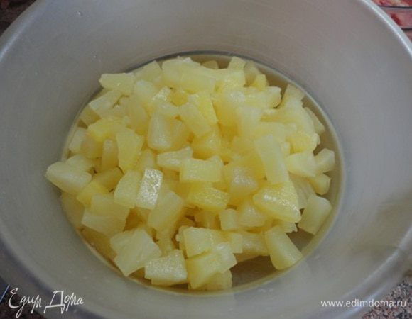 Ананасы откинуть на дуршлаг и, если они кольцами, нарезать кусочками.