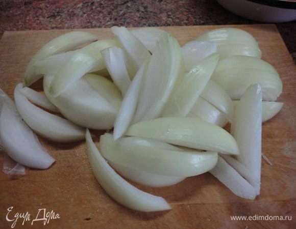 Репчатый лук дольками, острый перчик очистить от семян и нарезать колечками.