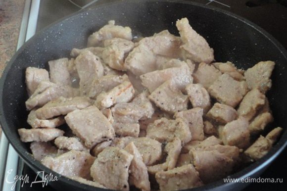 Мясо обжарить на 2 ст. л. растительного масла. Вначале под крышкой вы собственном соку, минут 15, затем без крышки, до выпаривания жидкости.