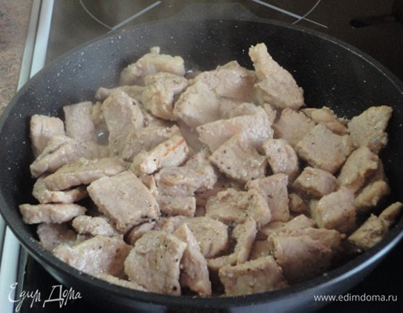 Мясо обжарить на 2 ст. л. растительного масла. Вначале под крышкой вы собственном соку, минут 15, затем без крышки, до выпаривания жидкости.