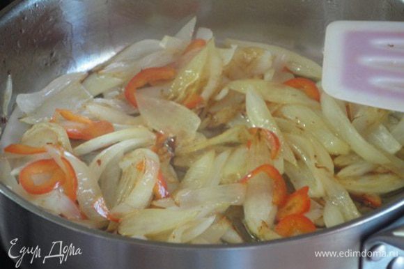 В глубокой сковороде или сотейнике разогреть 2 ст. л. масла и обжарить лук с перцем до золотистого цвета.