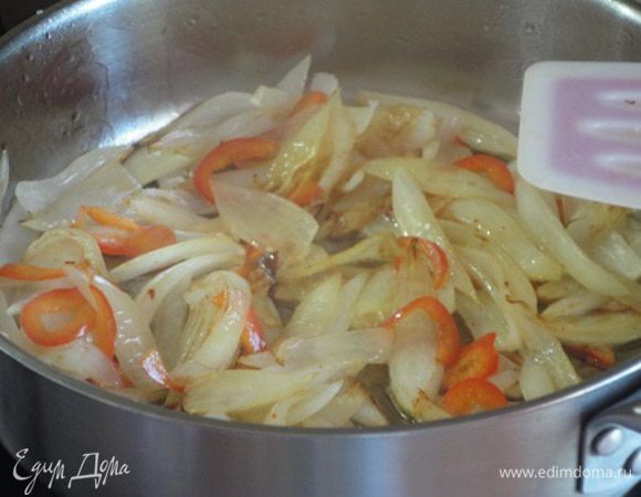 В глубокой сковороде или сотейнике разогреть 2 ст. л. масла и обжарить лук с перцем до золотистого цвета.