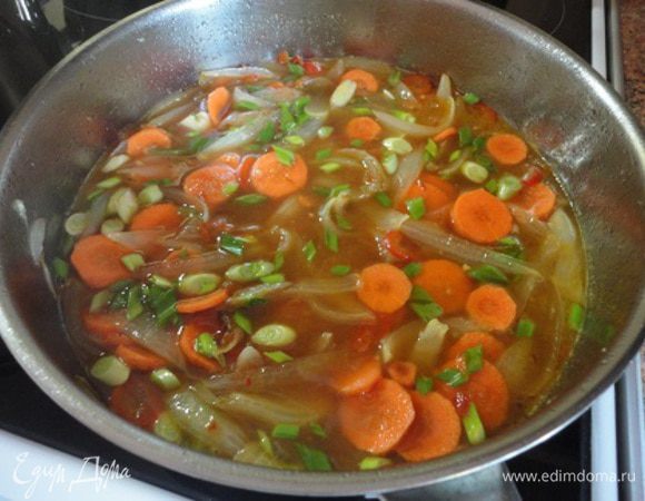 Затем влить оставшийся соус, вино, сок одного апельсина, лимонный сок, кетчуп, бульон и всыпать сахар. Помешивая довести до кипения и после того, как растворится сахар, добавить морковь с зеленым луком. Поварить под крышкой при медленном кипении 10 минут, до мягкости моркови, загустить крахмалом, разведенным в 3 ст. л. холодной воды.