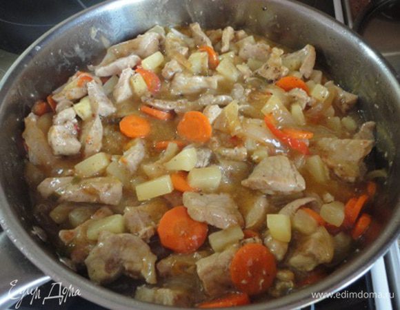 К овощам добавить мясо с ананасами, попробовать на соль, при желании добавить любимые специи, довести до кипения и выключить нагрев. Дать настояться 10 минут. 