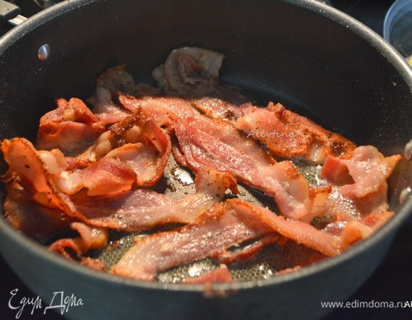 Бекон обжарить на сковороде. Переложить на тарелку с бумажным полотенцем. Поломать крупно.