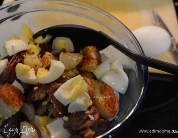 Порезать готовый картофель кубиками. Затем яйца, лук, огурцы. Добавить протертый сыр Чеддер. Перемешать.