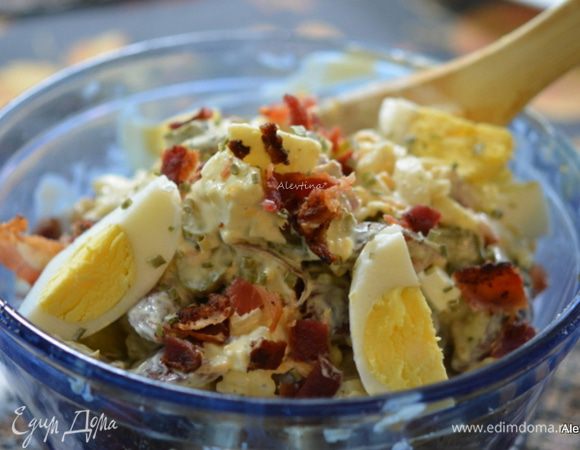 Сметану с майонезом смешать, добавить горчицу. Перемешать. Добавить в салат все перемешать, посыпать беконом и подавать тут же к столу. Приятного аппетита. Салат просто пальчики оближешь.