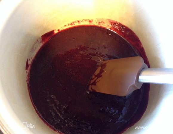 Смородину пробить бледером, протереть через сито, добавить 2 ст. л. сахара довести до кипения и проварить пять минут.