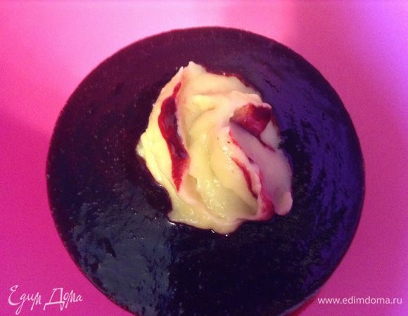 Соединить в равных частях по 125 гр пюре яблок и смородины.