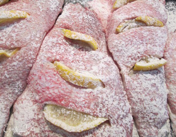 В форму для выпечки, смазанную маслом, выкладываем рыбу и посыпаем ее мукой.