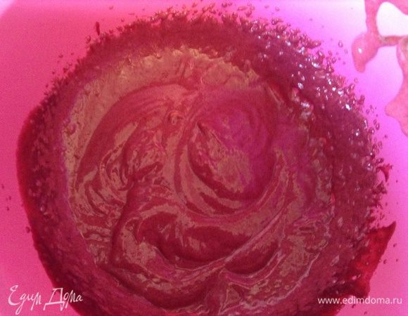 Добавить белок и взбить до пышности.