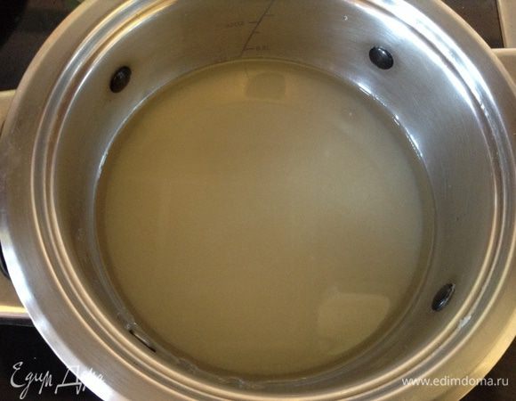 Одновременно поставить на огонь 350 гр  сахара и 150 гр воды довести до 80С.