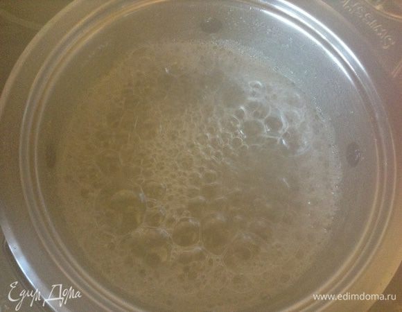 Соединить 50 гр сахара и 8 гр агара и ввести тонкой струйкой в сироп, довести до 110С.