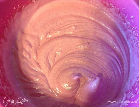 Влить горячий сироп тонкой струйкой в смесь ягод и белка, взбить все до плотных пиков.