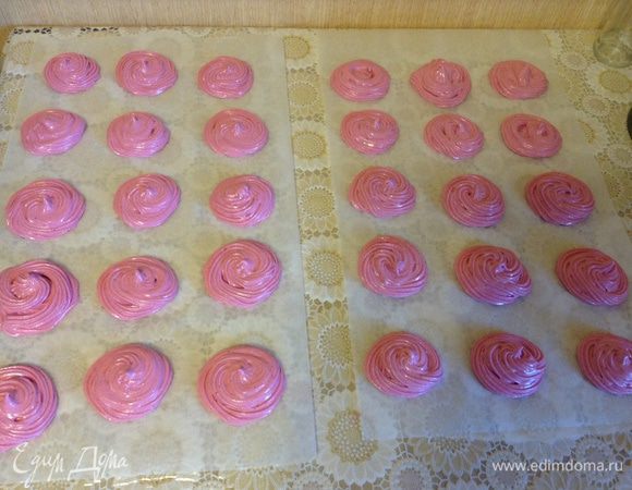 Быстро переложить в мешок и отсадить зефир на пергамент, оставить на ночь подсохнуть.