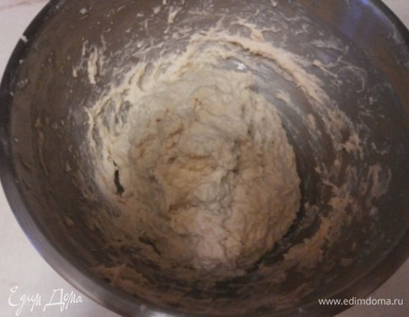 Муку просеять, добавить дрожжи, сахар, соль. Отдельно смешать теплую воду и масло, соединить сухую и жидкую смеси. Замешиваем липкое тесто. Затягиваем чашку с тестом пищевой пленкой и ставим в теплое место на 1 час.
