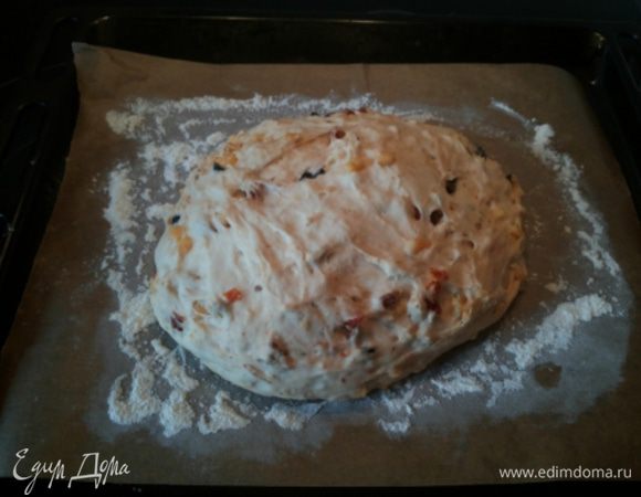 Добавляем в тесто крупно порезанные оливки, вяленые помидоры, зелень можно свежую, можно сушеную (мне больше нравится сушеный базилик) и нарезанный мелким кубиком сыр (какой вам больше нравится или какой на данный момент есть в холодильнике, у меня "Российский"). Все должно быть комнатной температуры! Аккуратно вмешиваем все это в тесто и кладем на бумагу для выпечки, присыпанную мукой, придавая будущему хлебу желаемую форму. Оставляем в теплом месте на 30 минут. И выпекаем в разогретой до 200-220 градусов духовке около 25 минут до румяного цвета. 