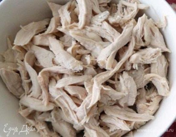 Куриное филе залить водой (1,2 литра) и отварить до готовности. Затем достать готовое мясо и нарезать на не большие кусочки или разобрать на волокна, отложить его в сторону.