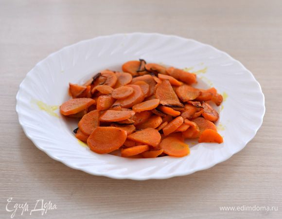 Морковь почистить, нарезать произвольно, пассировать на оливковом масле до золотистого цвета. 