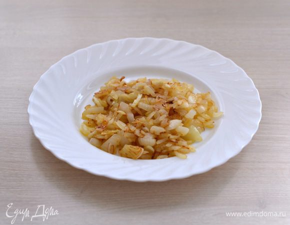 Большую головку лука почистить, порезать, пассировать вместе с измельченным чесноком на оливковом масле до золотистого цвета