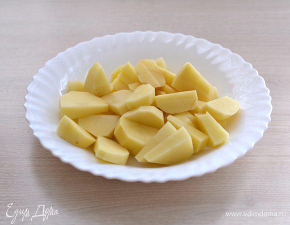 1 крупную картофелину почистить, порезать. 