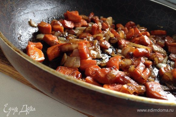 Морковь и лук очистить и нарезать кубиками. На сковороде разогреть сливочное масло и обжарить лук и морковь, добавить соевый соус. Потушить 2 минуты и снять с огня.