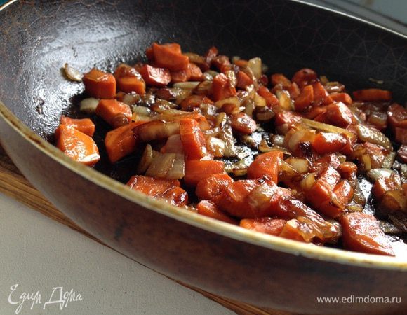 Морковь и лук очистить и нарезать кубиками. На сковороде разогреть сливочное масло и обжарить лук и морковь, добавить соевый соус. Потушить 2 минуты и снять с огня. 