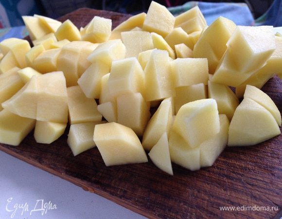 Картофель очистить и нарезать кубиками. В куриный бульон высыпать картофель и обжаренные лук с морковью. Варить до готовности овощей. Посолить и поперчить по вкусу.