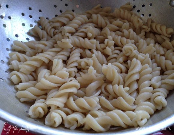 Пока варится суп, отварить макаронные изделия и промыть их водой.