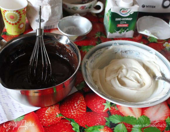 Духовку разогрейте до 175С. Круглую форму 18-20 см в диаметре смажьте тонким слоем сливочного масла и присыпьте мукой.