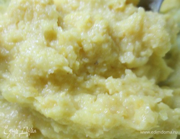 На слабом огне вскипятить сливки, опустить в них  кукурузные зерна, срезанные с початка, семена ванили. Добавляем сахар, ждем его полного растворения и снимаем с огня, удаляем стручок. Взбиваем смесь блендером до однородности - можно протереть через сито.  Добавляем сметану и тщательно перемешиваем.