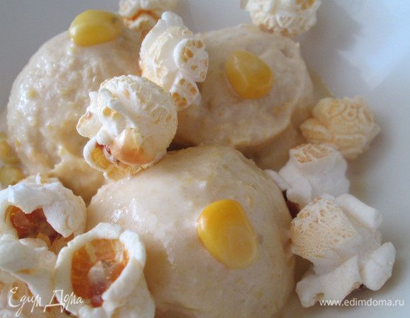 Убираем смесь в морозильную к меру на 3 часа или готовим в мороженице.
Подаем с попкорном или зернами сладкой кукурузы.
А с кукурузными хлопьями будет еще вкуснее!