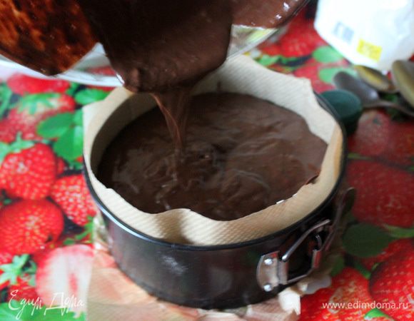 Поверх ганаша выложите точно таким же образом крем с маскарпоне. По желанию, при помощи вилки вы можете сделать мраморные узоры, но особенно не усердствуйте, чтобы слишком основательно все не перемешать в единую консистенцию. Поверх крема выложите оставшееся тесто.