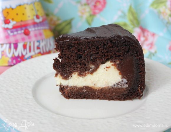 Поставьте форму в разогретую духовку на 40-45 минут. Готовность проверьте деревянной шпажкой — на ней должен остаться в максимальном случае только ганаш и крем (они остаются жидкими). В зависимости от силы и мощности вашей духовки, вам может потребоваться чуть больше или чуть меньше времени.
