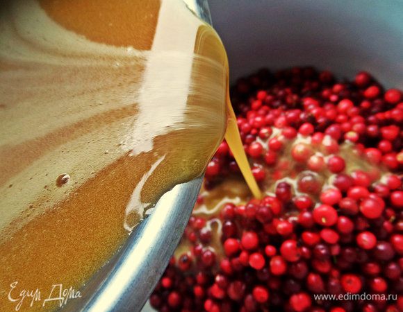 Точно такое же количество, как и ягод,взять мёд. Если у Вас мёд густой, нужно растопить на водяной бане.